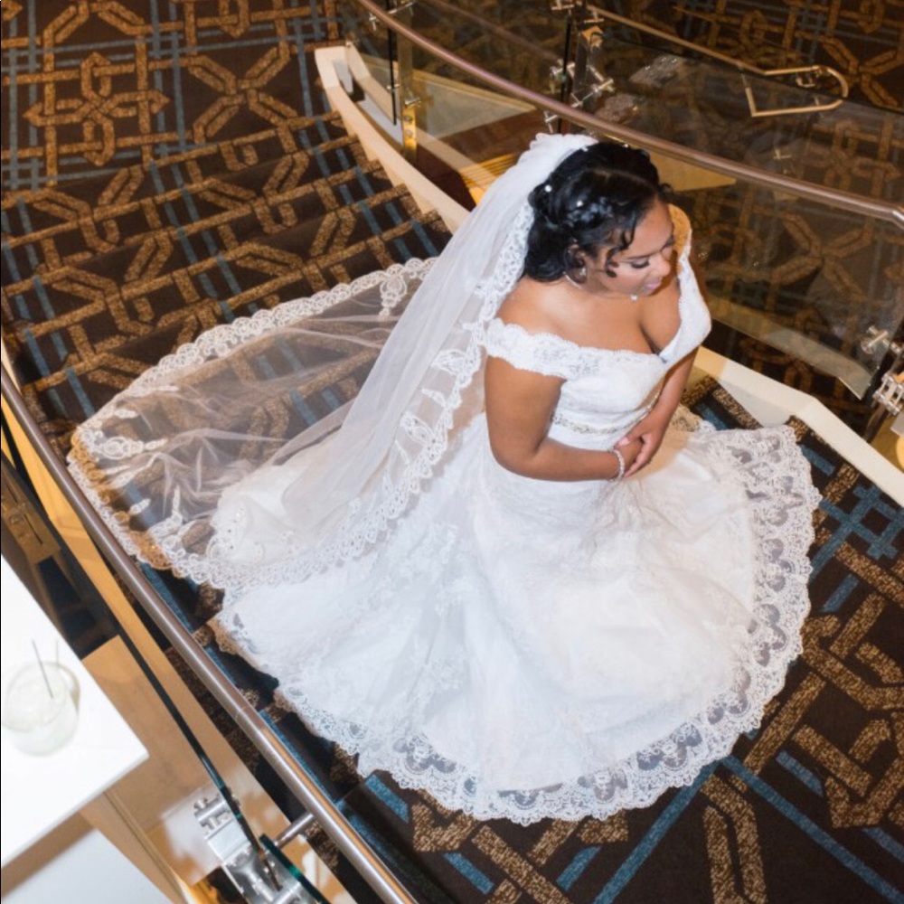 Allure Wedding Dress, Style 9322. - Picture 4 of 8